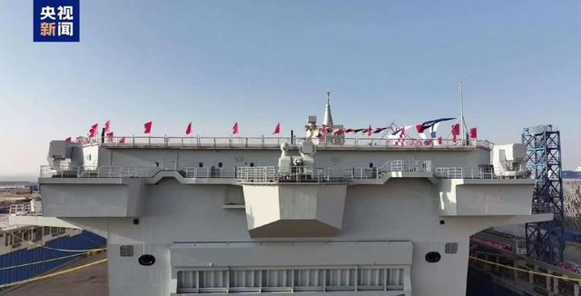 中国首艘076型舰顺利下水,电磁弹射引领世界